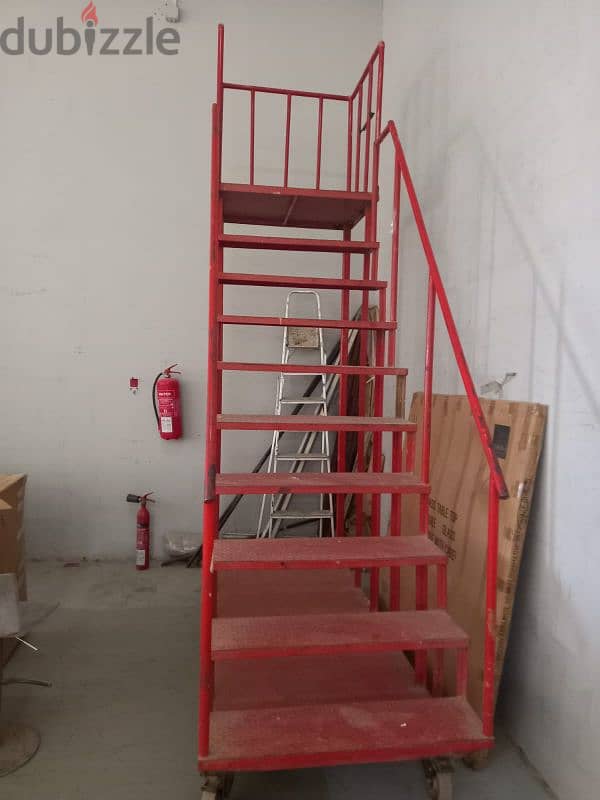 Heavy Duty warehouse ladder with rotating wheels 0