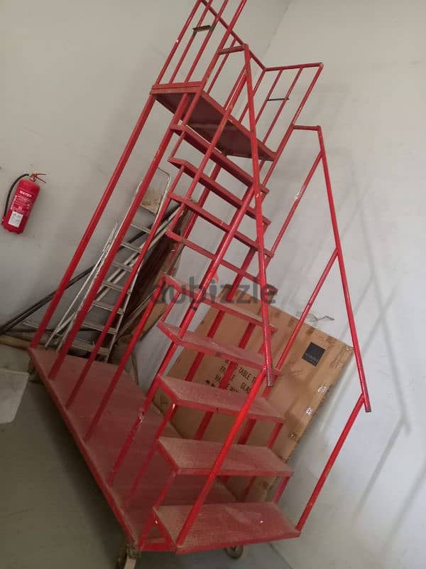 Heavy Duty warehouse ladder with rotating wheels 1