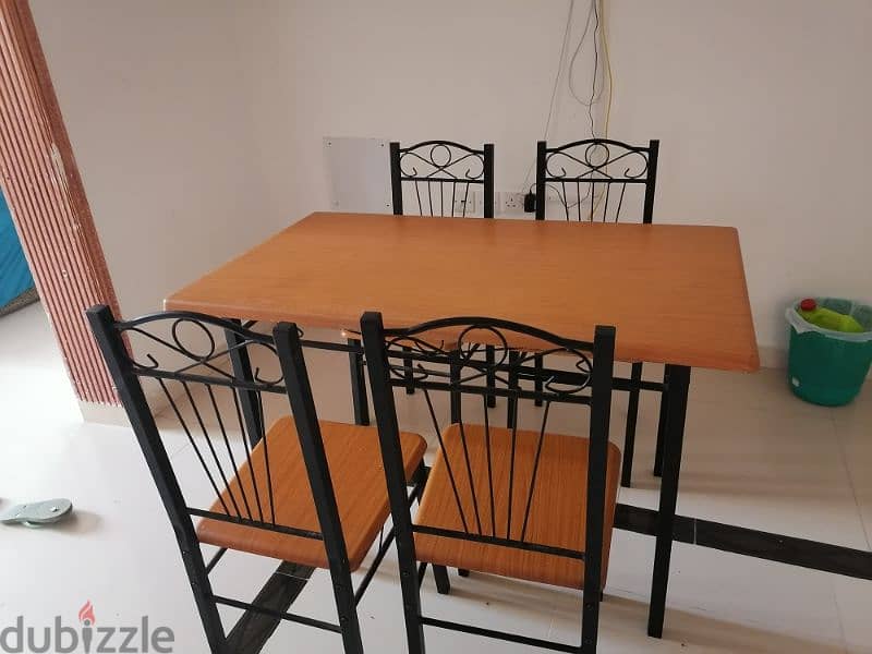 dinning table with 4 chair 0