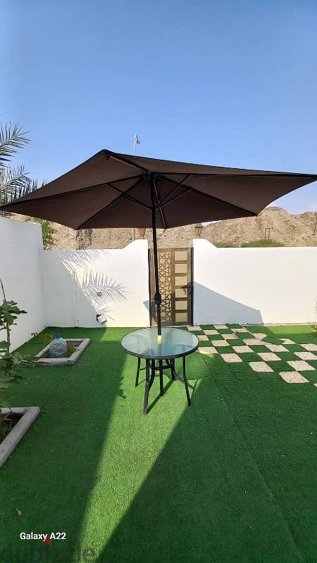 للبيع طاوله مع مظله نضيفة  For sale, a clean table with an umbrella 4