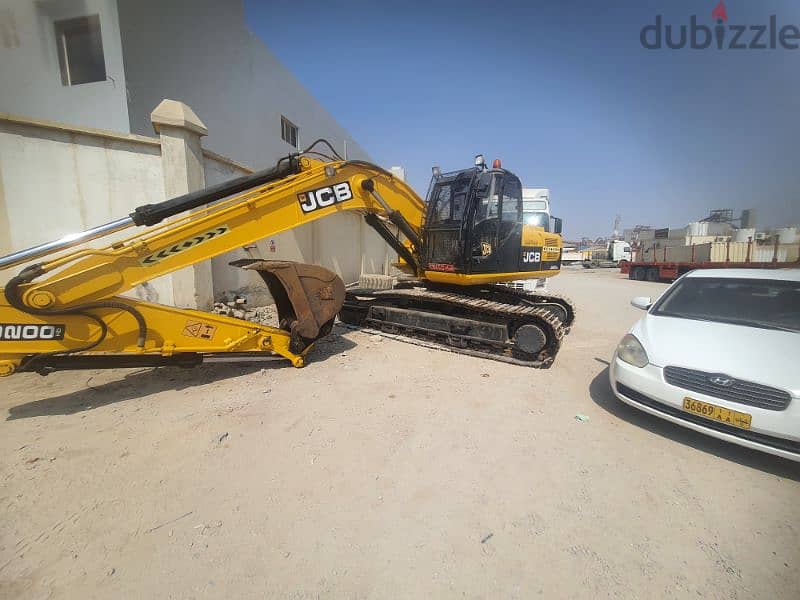 Excavator 220 with breaker 3 Buckets 40, 70 and 120cm 1