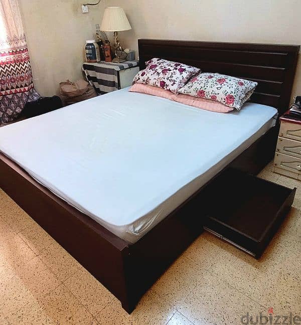 Wood King Size bed with mattress 0