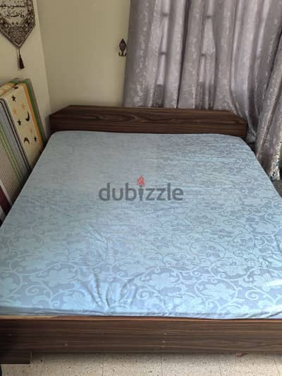 kingsize Bed and carpet