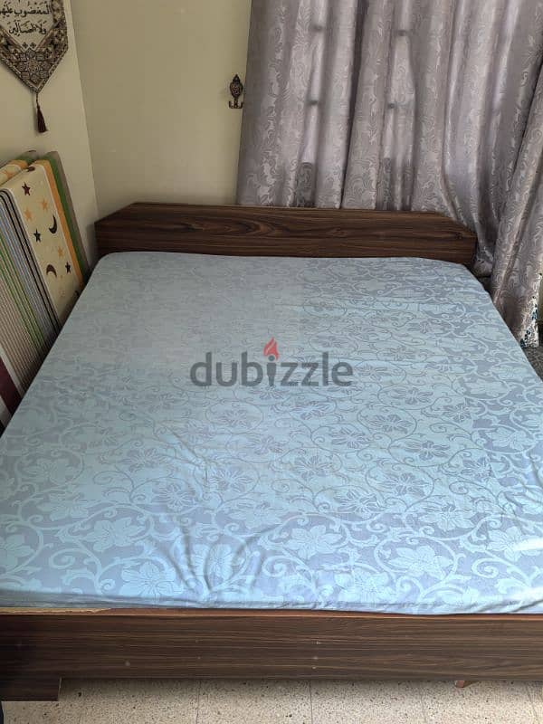 kingsize Bed and carpet 0