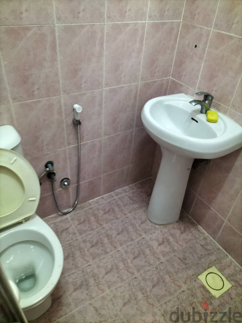 Room with attached bathroom in Falaj Al qabail 1