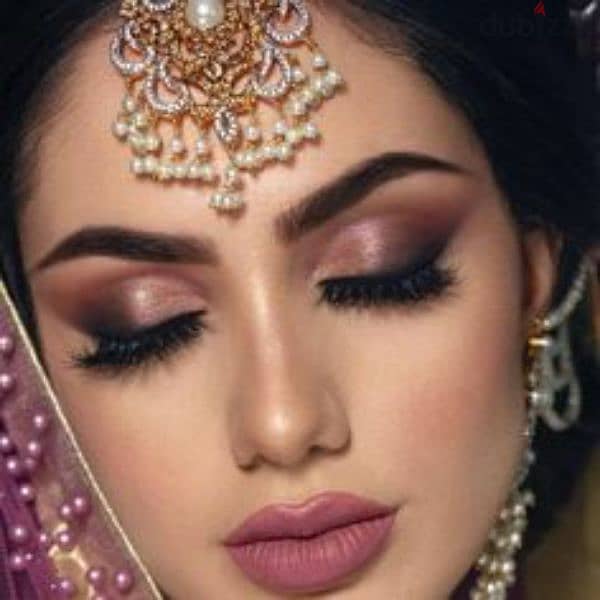 Lady makeup artist available 3