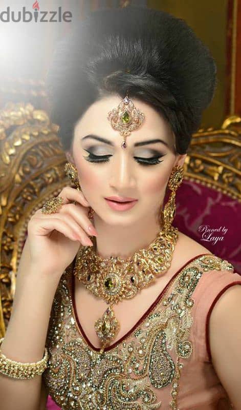 Lady makeup artist available 4