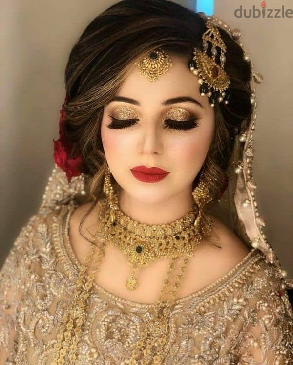 Lady makeup artist available 5