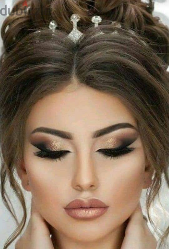 Lady makeup artist available 6