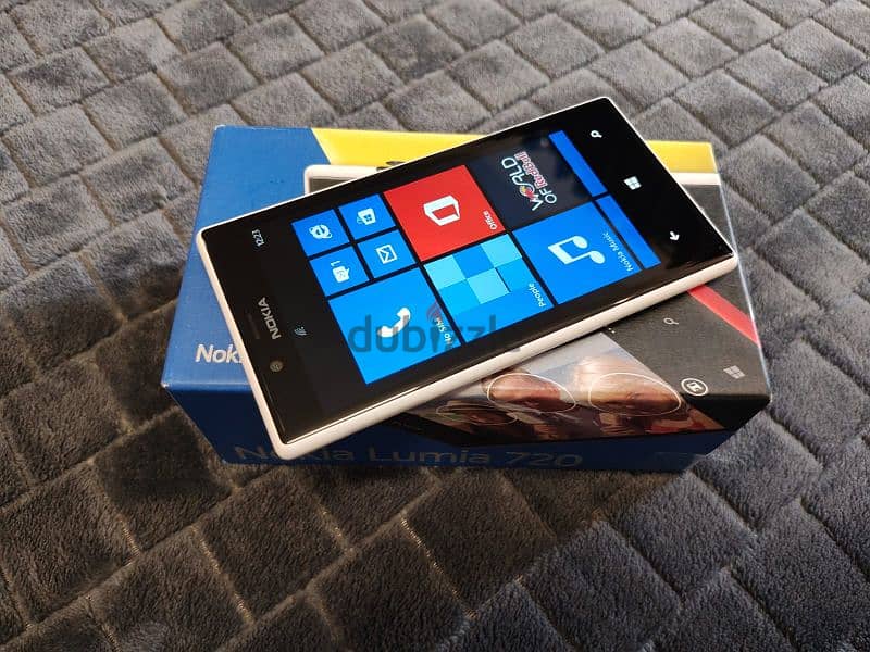 Super Stunning Nokia Lumia 720 White New 0