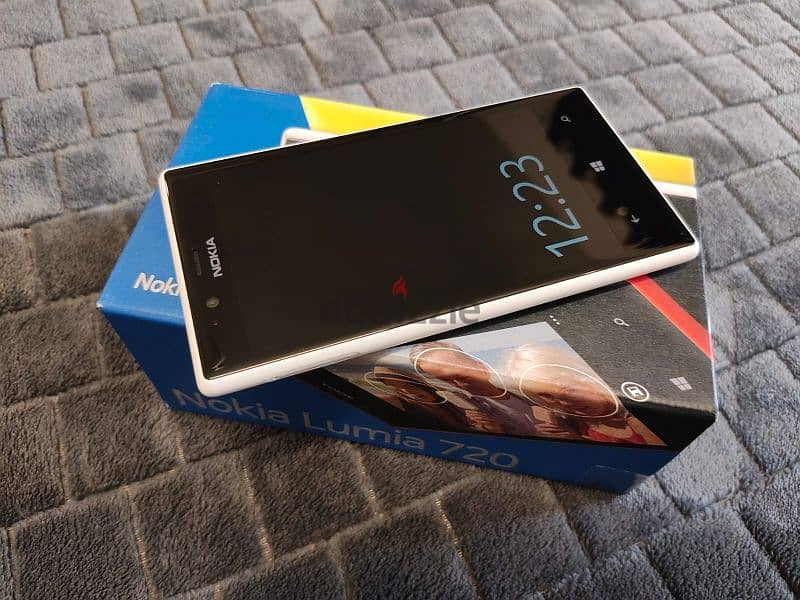 Super Stunning Nokia Lumia 720 White New 3