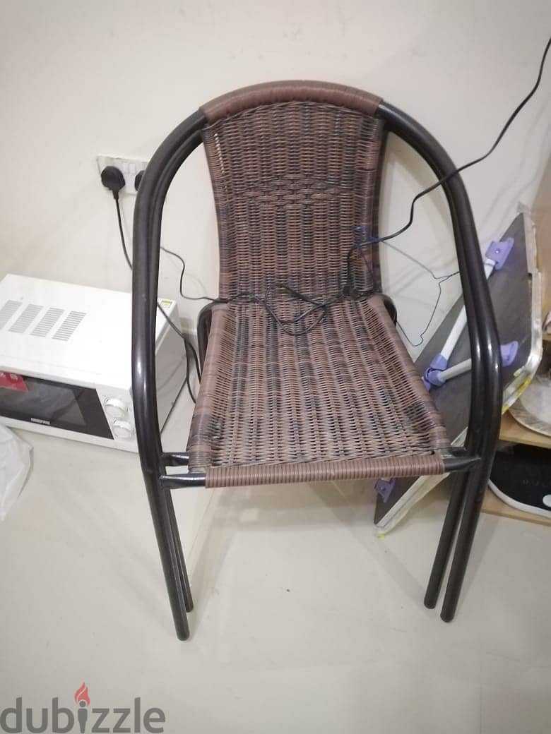 2 chair and table for sale 15 ro 0