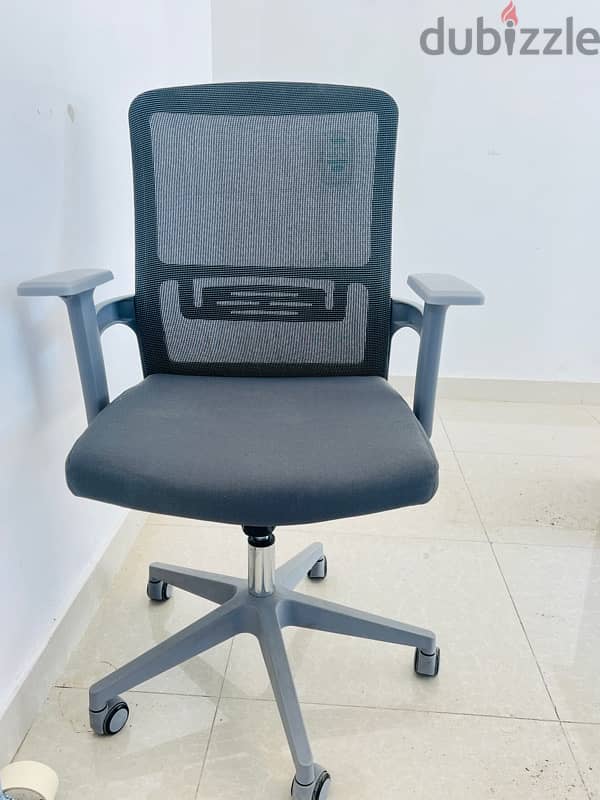 Used Office furniture: table and 3 chairs,  4 month used only. 2