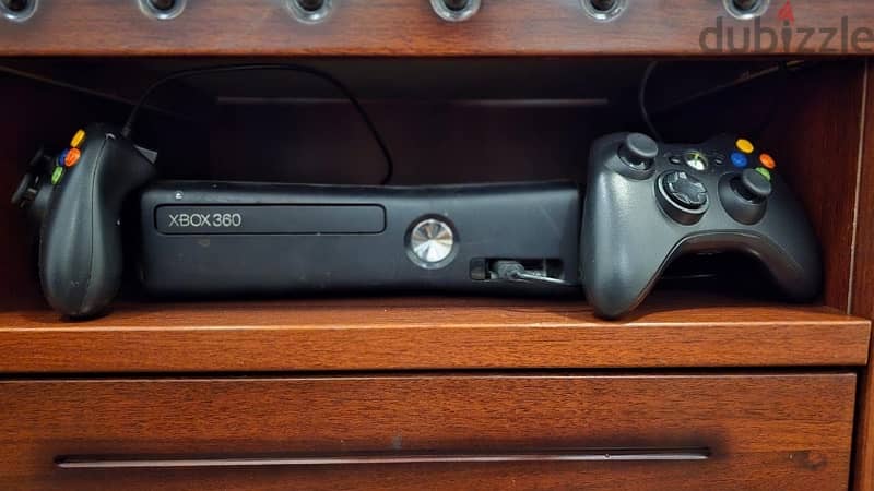 Xbox 360 with two controller 0