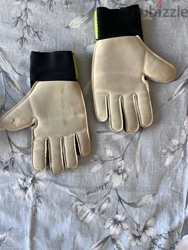 Football Goalkeeper gloves 1