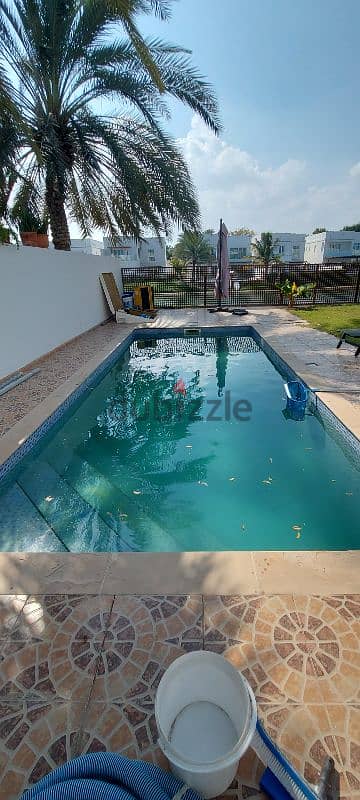 Swimming pool cleaning services 3