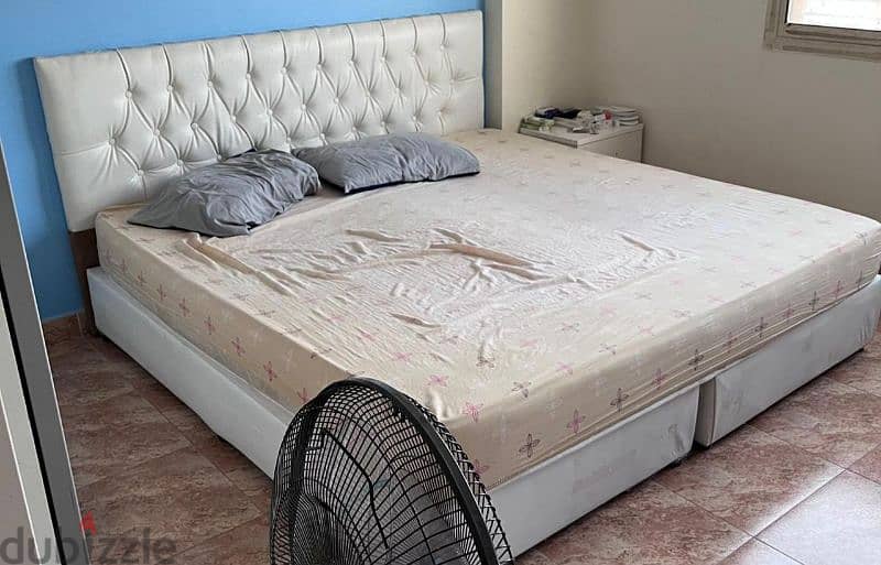 Bed with mattress 0