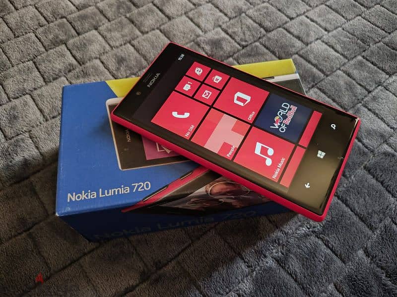 Red Nokia Lumia 720 Super Rare 1