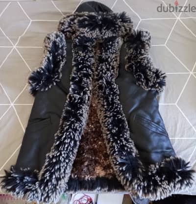 Black Faux Leather and Fur Vest (سترة سوداء من الجلد الصناعي والفرو)