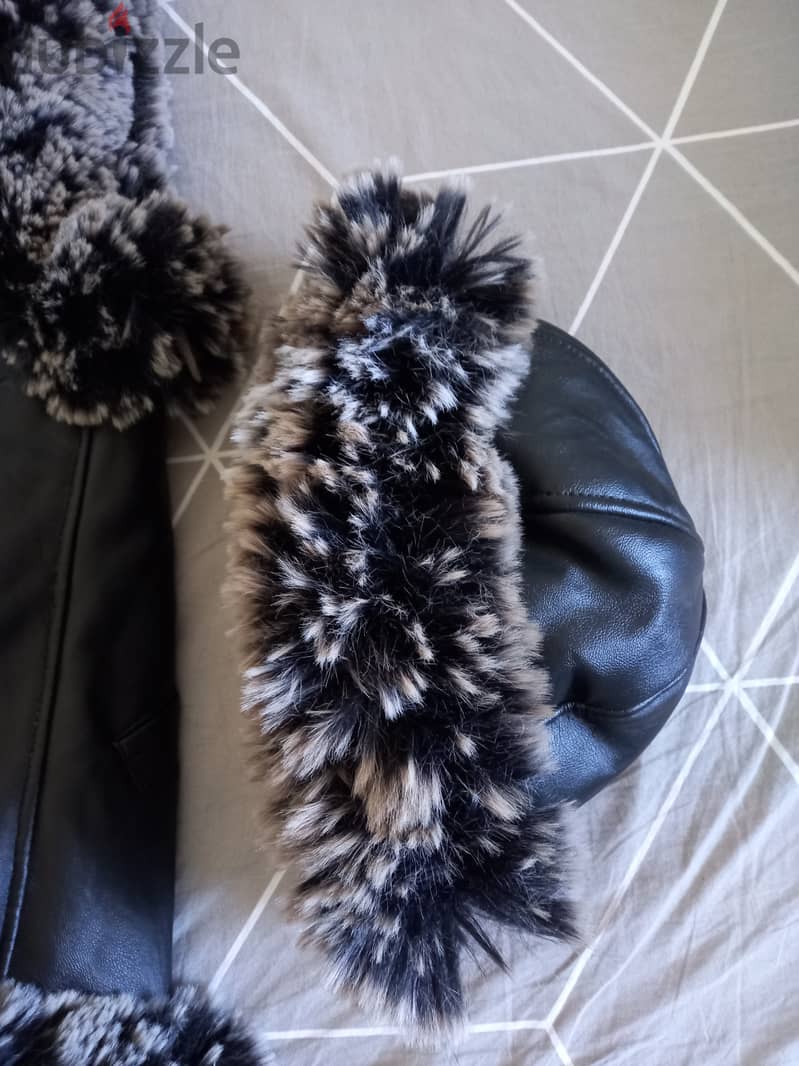 Black Faux Leather and Fur Vest (سترة سوداء من الجلد الصناعي والفرو) 1