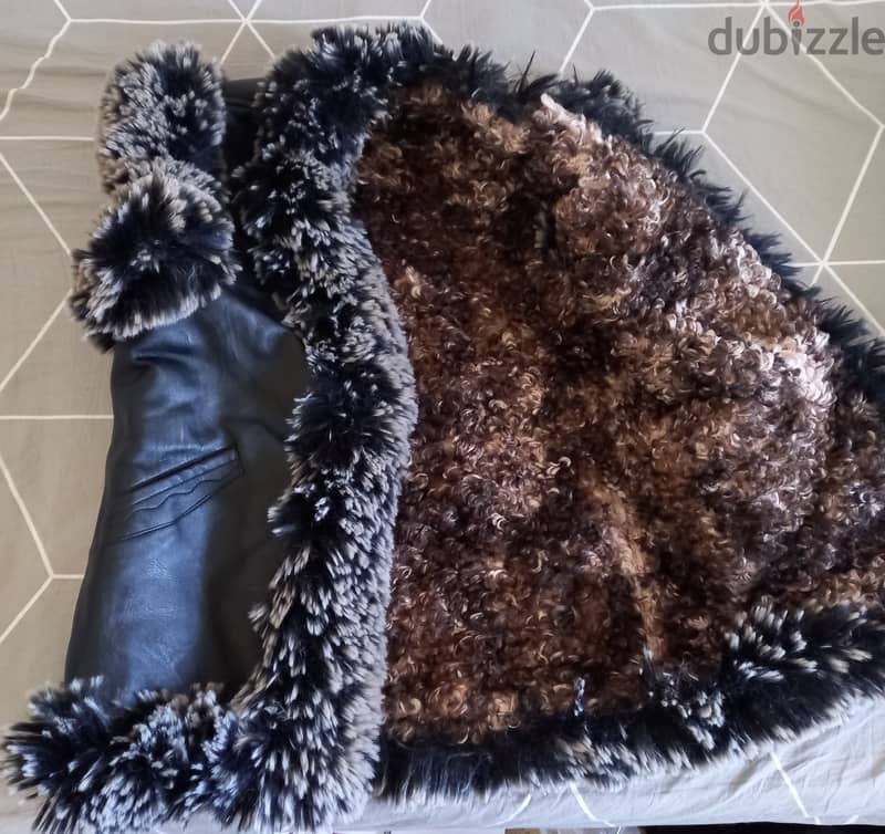 Black Faux Leather and Fur Vest (سترة سوداء من الجلد الصناعي والفرو) 2