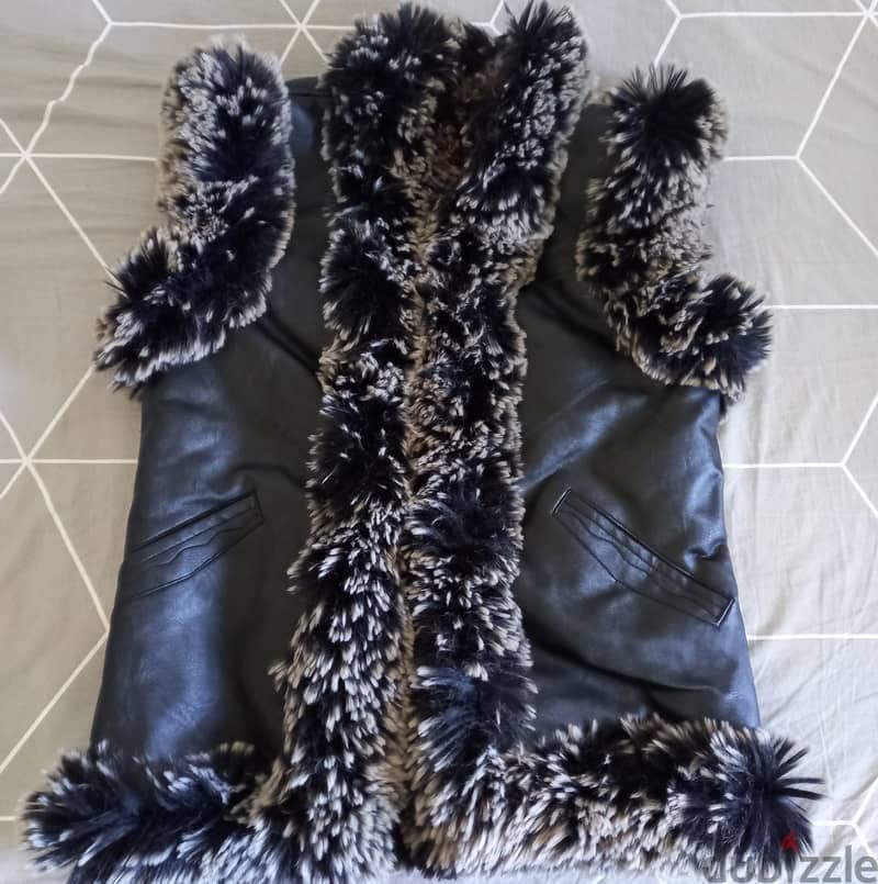 Black Faux Leather and Fur Vest (سترة سوداء من الجلد الصناعي والفرو) 4