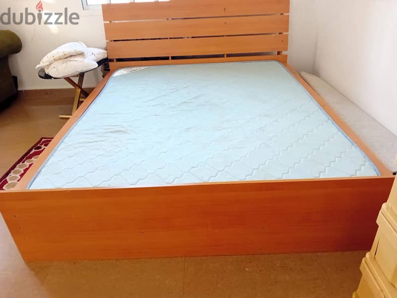 Queen size bed for urgent sale 1