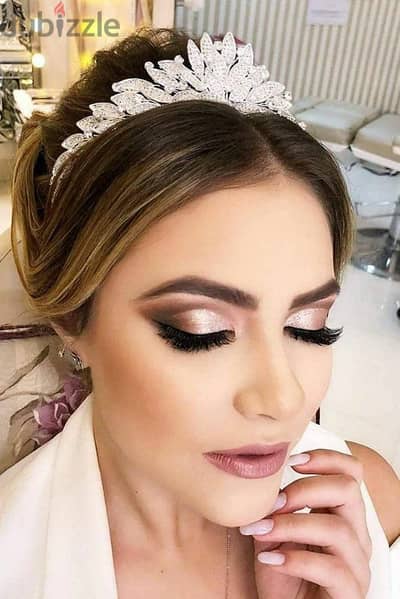 Lady make-up expert available, home delivery