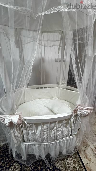 سرير أطفال جاهز مع لوازمه Baby crib with its accessories