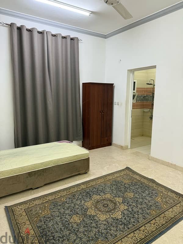 غرف لسكن الموضفات ارضية  مقابل سوق بن راشد rashed sooq  room for rent 1