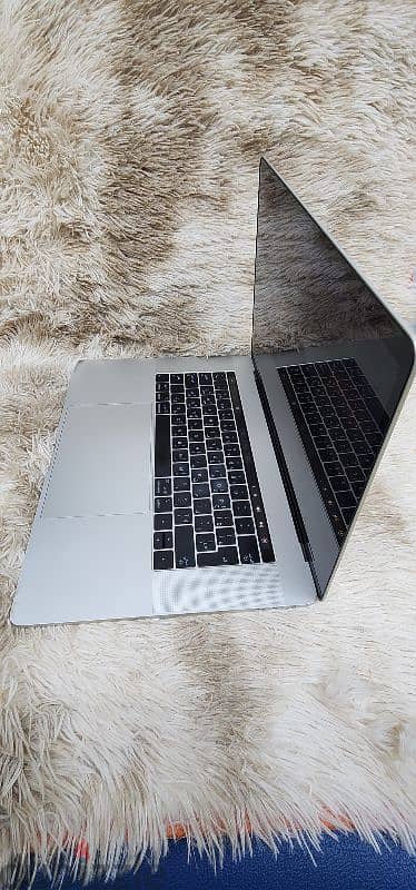 MacBook Pro A1707 i7 16gb 4gb graphics 3