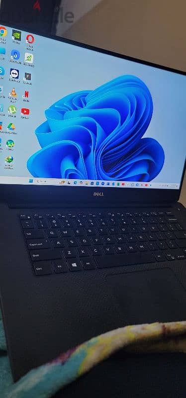 Dell Laptop 16/ ram 512GB storage 4GB graphics 1