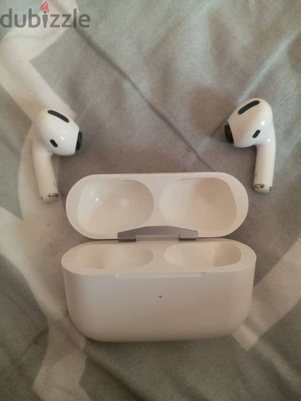 Apple AirPods Original but average condition Big offer 90% off 4