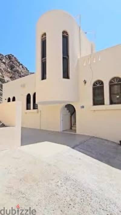 ثلاث فلل في مطرح مساحة الارض ١٠٠٠ مربع Three Villas in Muttrah 1000 M