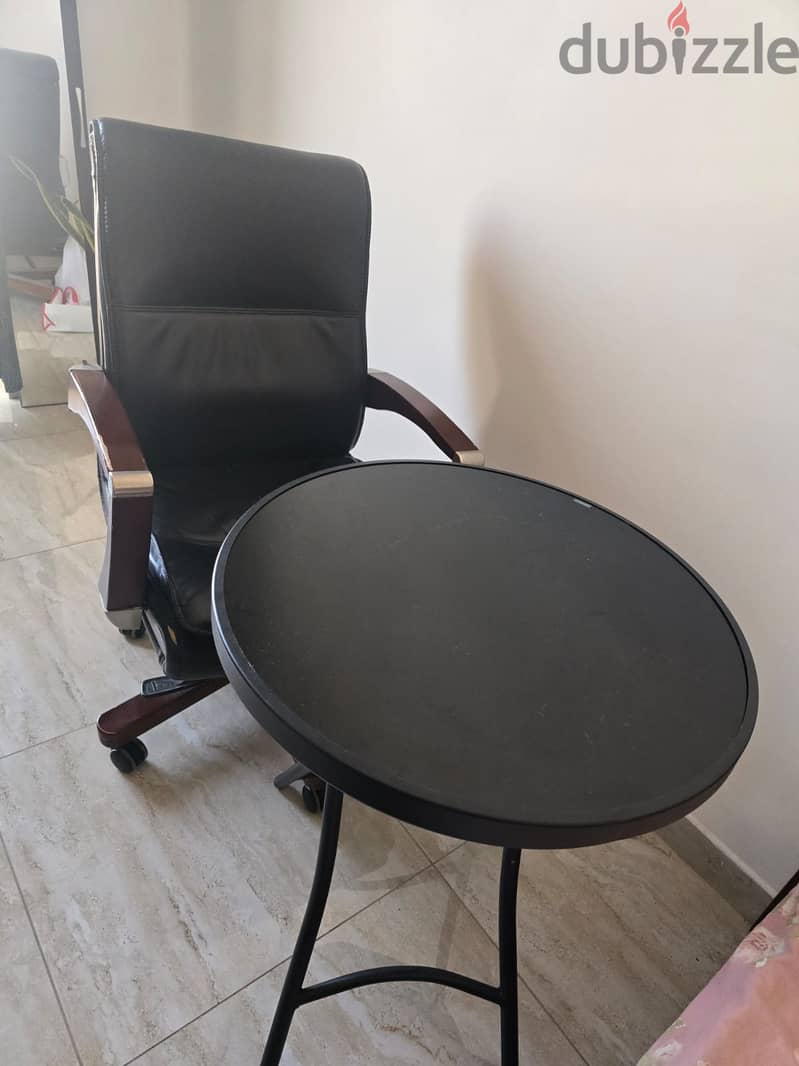 Rotating chair and round table 0