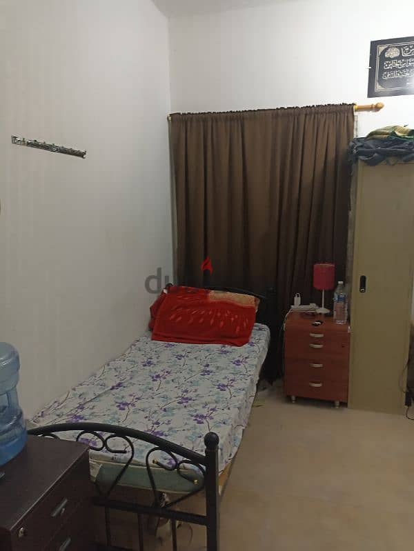 Bed Space available in al khuwair. . . 0