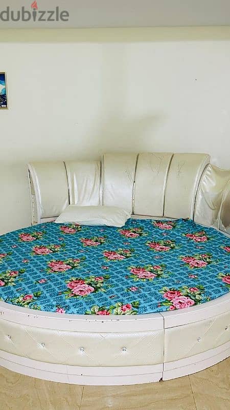 round bed with mattress 0