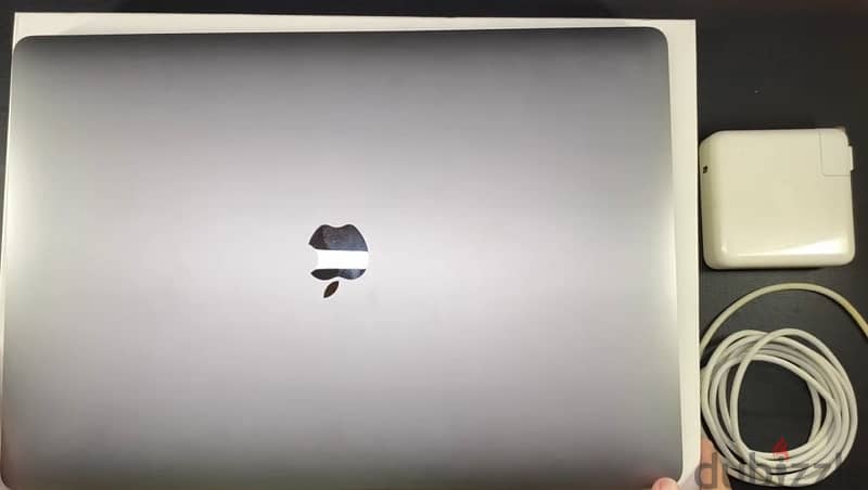 macbook pro 15 inch 2018 large, with touch bar and touch id 5