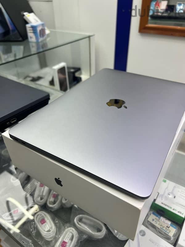 Apple MacBook Air Model. 2020 256GB 8RAM screen Size 13.3 inch 0