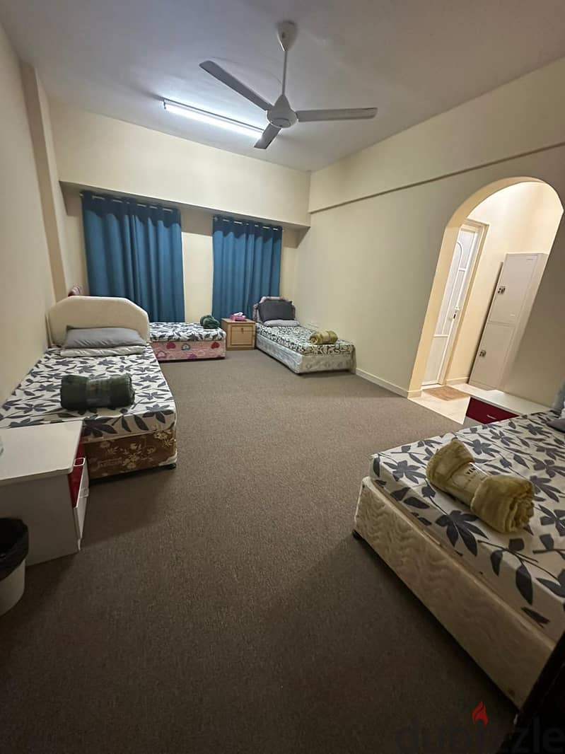 Executive Bed space available for rent in Alkhuwair near bus station 0