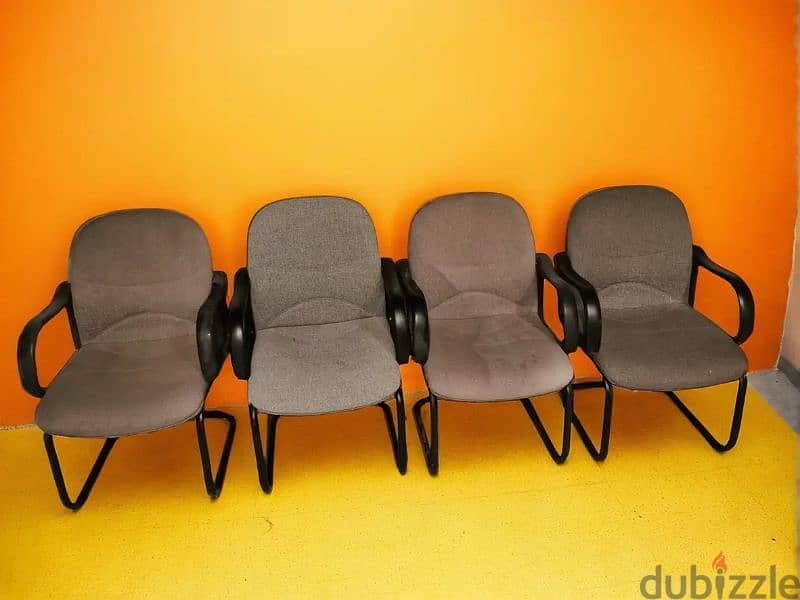 كراسي متحركة مكتبية واخرى ثابتة للبيع Office and fixed chairs for sale 0