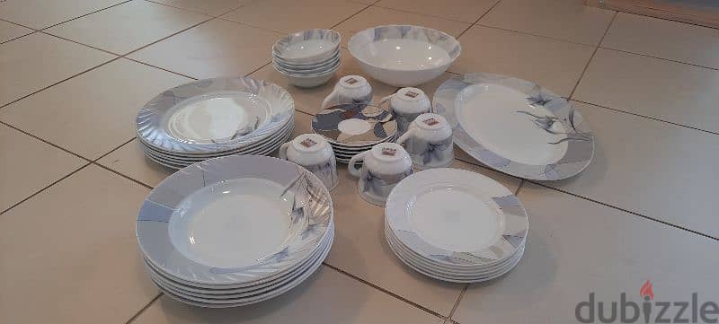 Sparingly used dinner set 0