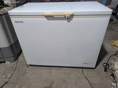 Sanyo freezer good condition for sale