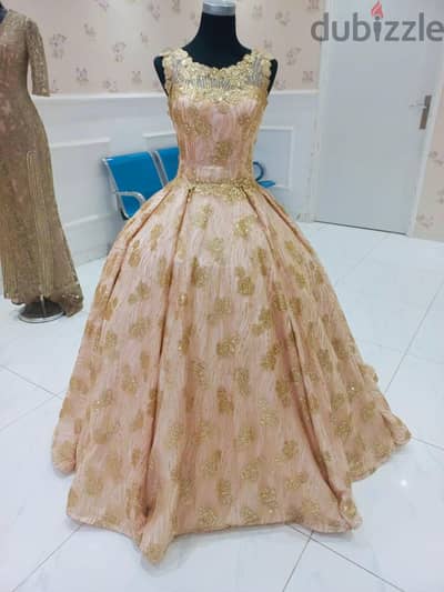 Beautiful wedding gown like new. فستان زفاف جميل وكأنه جديد