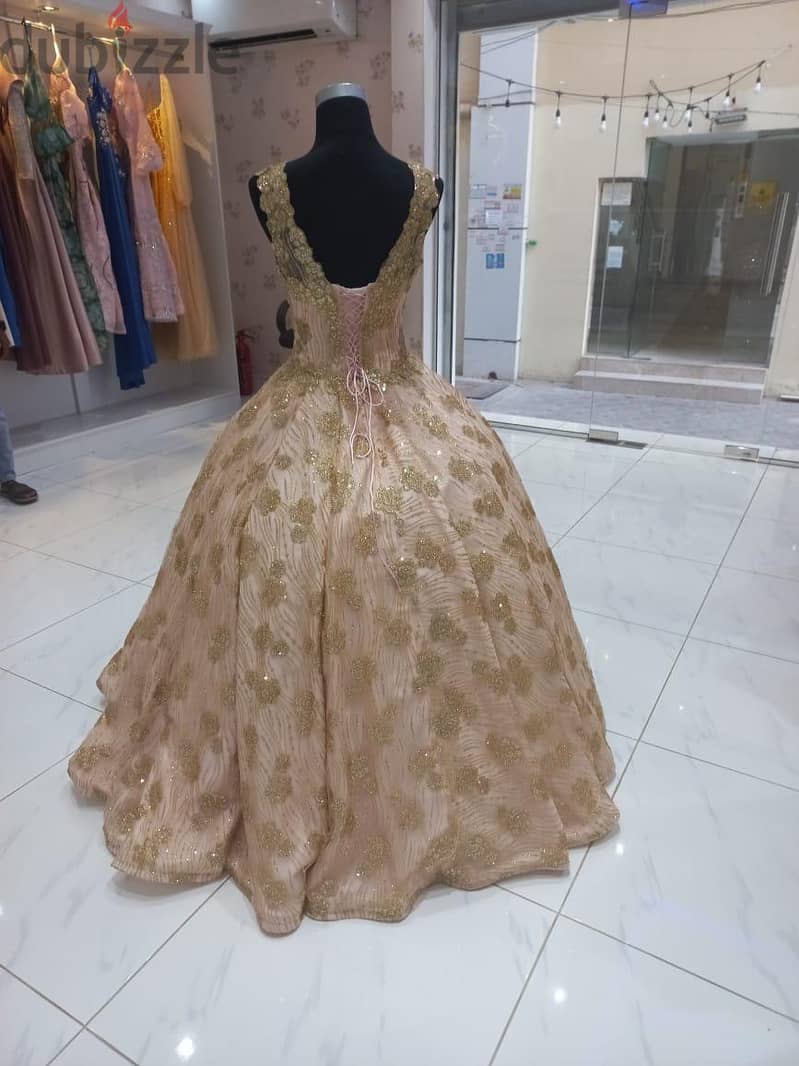 Beautiful wedding gown like new. فستان زفاف جميل وكأنه جديد 2