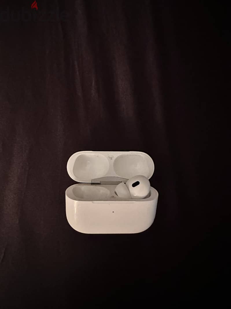 Apple Aipods Pro Right Buds only with wireless charging case 0