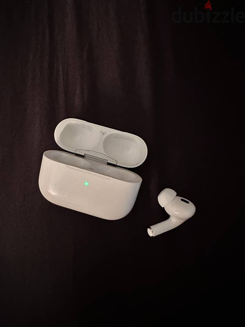 Apple Aipods Pro Right Buds only with wireless charging case 1