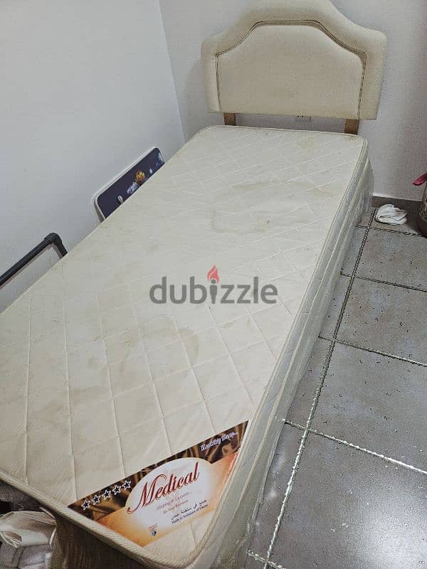 Single bed with medical mattress 0