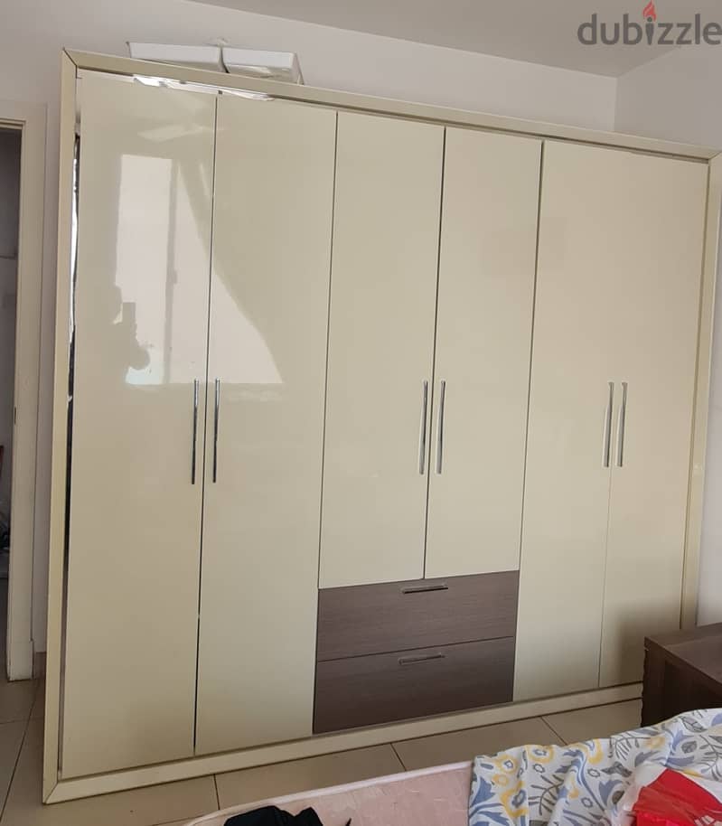 EXCELLENT CONDITION CUPBOARD (WADROBE)  6 DOOR FOR SALE 0