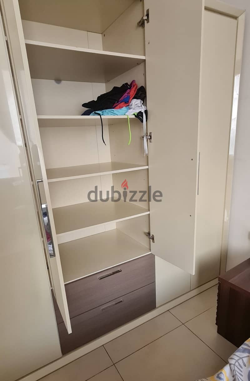 EXCELLENT CONDITION CUPBOARD (WADROBE)  6 DOOR FOR SALE 3